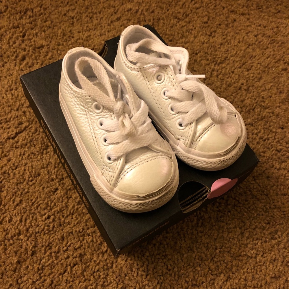 Pearl low top converse size 4